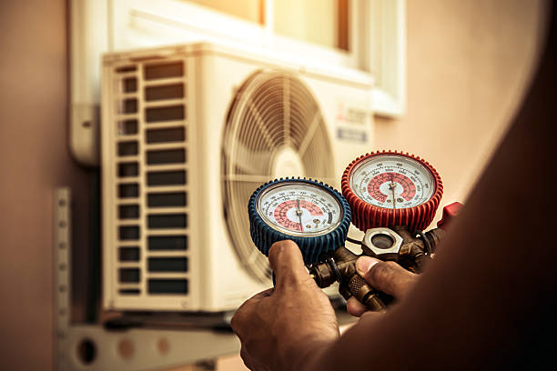 Professional Hvac technician working in Saint Francisville, IL